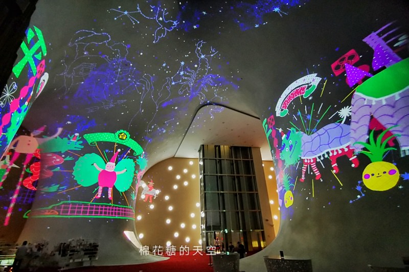 台中國家歌劇院也開始過聖誕啦！夢幻光影秀今年中西合併超有氣氛！