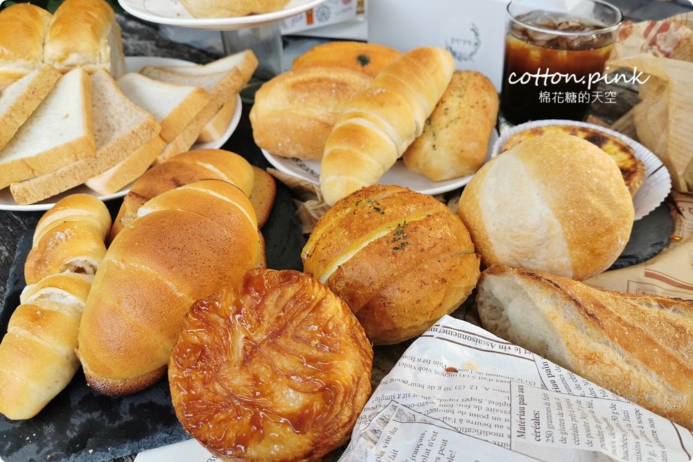 台中麵包推薦|獨家咖啡鹽可頌吃了停不下來！麵包時刻縮小版法國麵包口味超多～