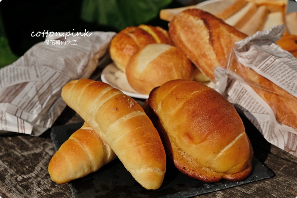 台中麵包推薦|獨家咖啡鹽可頌吃了停不下來！麵包時刻縮小版法國麵包口味超多～