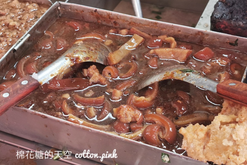 大甲美食在地人都吃這家-大甲菜市場肉羹海鮮粥，便當可以換炒麵～這一道必點！