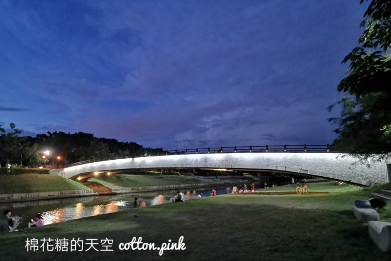 台中大里浪漫景點～興大康橋夜景超美的！