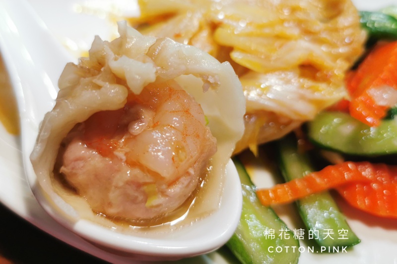 台中人氣湯包～用餐時間三鮮湯包記得先預訂，蝦仁湯包每一顆都是整隻蝦