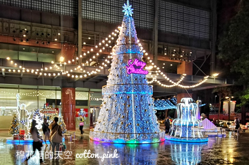 聖誕節來啦！夢幻雪白聖誕樹就在台灣大道旁～