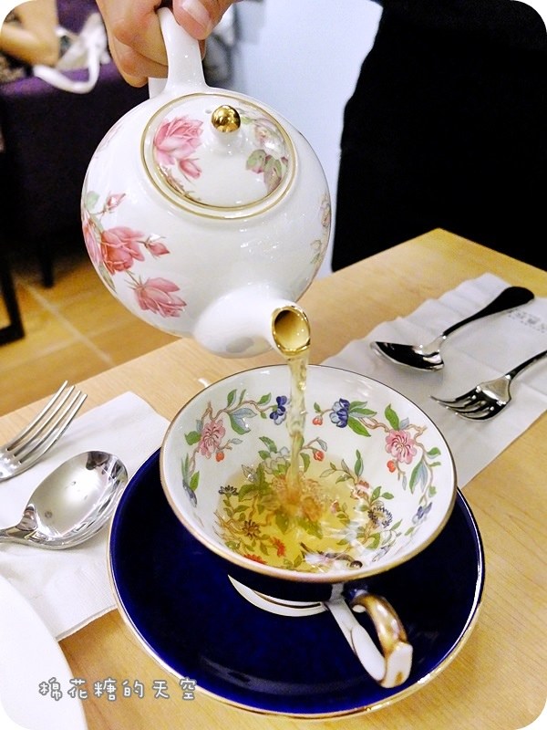 台中大遠百裡也有優雅三層下午茶！古典玫瑰園最新菜單～超划算，高級英式茶具、高檔特選茶葉不馬虎唷！