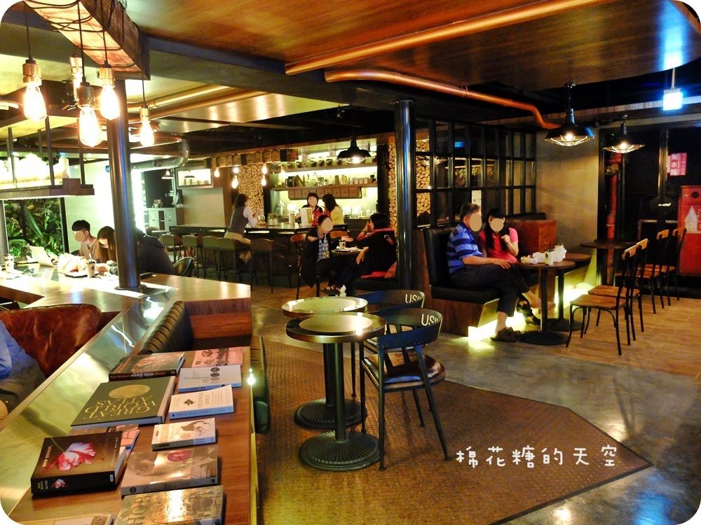 《台中咖啡》多那之升級版崇德咖啡概念館美美開幕囉～二樓沙發區歐式原木裝潢，空間寬敞、氣氛棒