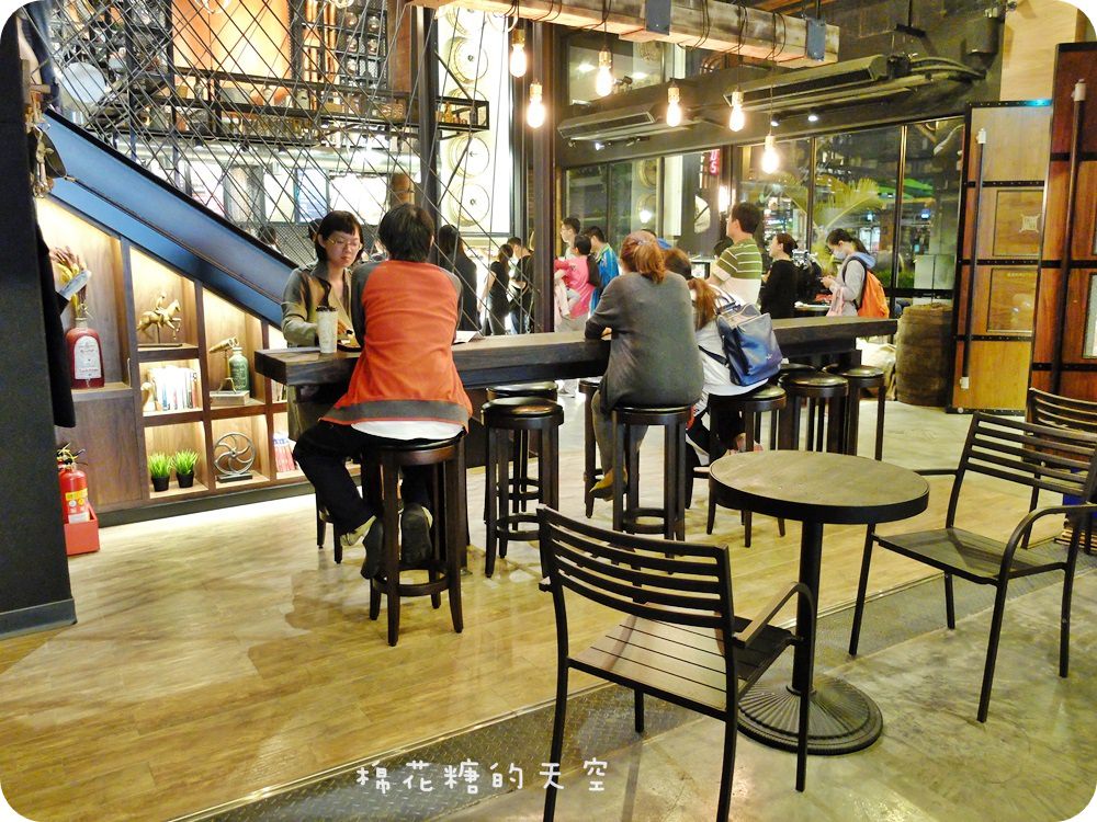 《台中咖啡》多那之升級版崇德咖啡概念館美美開幕囉～二樓沙發區歐式原木裝潢，空間寬敞、氣氛棒